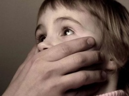 "Из детского сада в гостиницу": в Киеве мужчина развращал свою трехлетнюю дочь