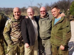 Актер «Карточного домика» сфотографировался с Захарченко и другими боевиками