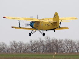 Желто-синий самолет производит аэрофотосъемку Одессы