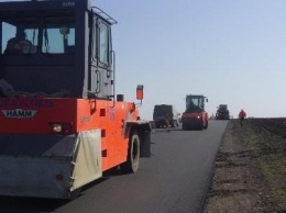 В Покровском районе на маршруте от Селидово до Цукурино продолжают ремонт дороги