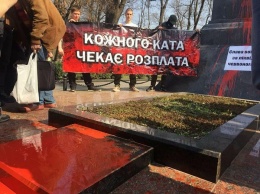 Киев: националисты сорвали возложение цветов к памятнику генерала Ватутина и облили его краской