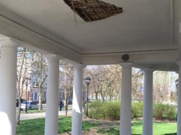 В ротонде возле николаевского шахматного клуба обвалился потолок