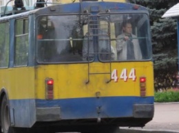 Троллейбус №9 дверью придавил ногу пассажирке с ребенком