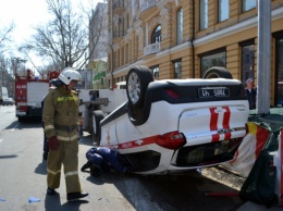 В Одессе опрокинулась машина, спешившая на пожар: 2 пострадавших