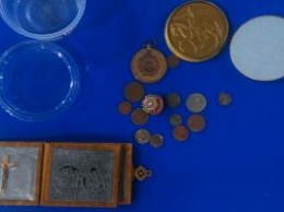 Гражданин Бельгии пытался вывезти из Украины раритетные книги, медали и монеты