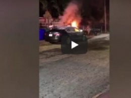 Девушка не смогла разбить бронированную машину бойфренда-изменника и сожгла ее