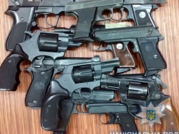 Жители Киевского района сдачи полиции 37 единиц оружия