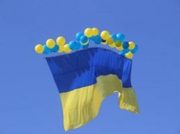 В сторону оккупированной Горловки запустили флаг Украины и желто-голубые шары