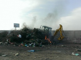 На одесских кладбищах сжигают мусор, который должны вывезти за 2 млн грн