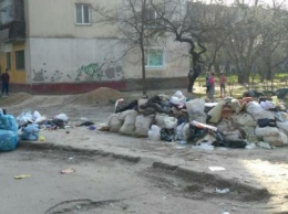 В Херсоне двор утопает в мусоре (фото)