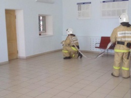 Сотрудники МЧС потушили условный пожар в на железнодорожной станции одном из сел Крыма