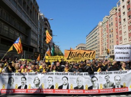 В Барселоне сотни тысяч людей требовали освобождения каталонских политиков
