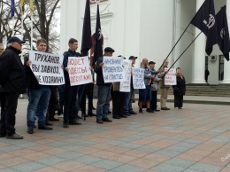 Под одесской мэрией прошел митинг: чиновникам предлагали сдать анализы (фото)