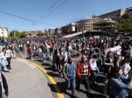 В Ереване массовые акции протеста против экс-президента, которого выдвинули на пост премьера