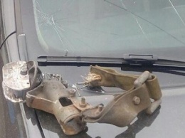 Транспорт "устал": в Николаеве у троллейбуса на ходу отвалилась металлическая деталь и разбила стекло "Рено"