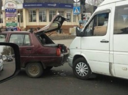 В Николаеве маршрутка врезалась в легковой автомобиль, - ФОТО