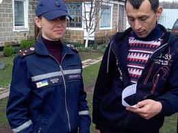 Специалисты Службы спасения побеседовали с жителями Добропольского района