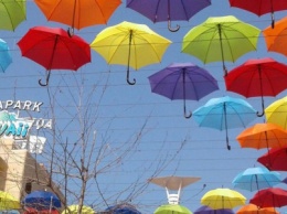 Одесскую Аркадию украсили разноцветные зонты: приходи фотографироваться (ФОТО)