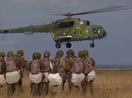400 морских пехотинцы-черноморцев прыгнули с парашютом (ФОТО)
