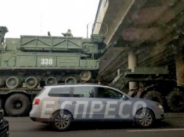В Киеве тягач с бронетехникой застрял под мостом