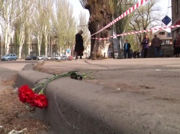 Люди несут цветы к месту трагедии в Кривом Роге