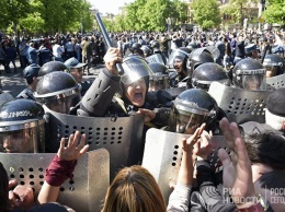 Армяне протестуют: в Ереване оппозиция сражается с полицией, 30 человек задержаны