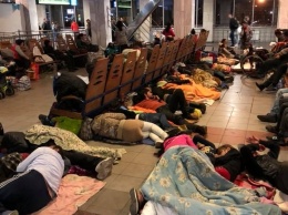 В Киеве на ж/д вокзале разместился табор ромов в холле ожидания пассажиров. Фото