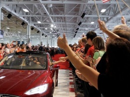 Tesla останавливает выпуск Model 3