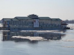 В российской Самаре вместе со льдом по реке поплыл ресторан с людьми