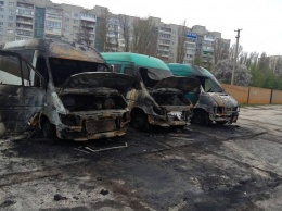 Сгоревшие на стоянке микроавтобусы принадлежали "БасТуру"