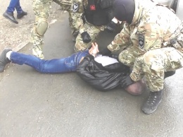 Двух наркоторговцев задержали в Крыму полицейские: продавали 30 тысяч доз (ФОТО, ВИДЕО)