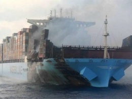 В Аравийском море уже полтора месяца горит контейнеровоз Maersk Honam