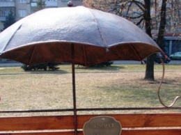 В Днепре похитители металлолома оторвали декоративный зонт на Набережной