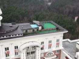 В России мужчина построил дачу на крыше многоэтажки