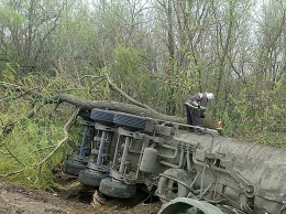 На Николаевщине съехал в кювет и перевернулся грузовик с подсолнечным маслом