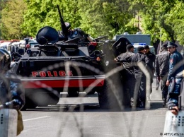 В Ереване полиция задерживает оппозиционеров