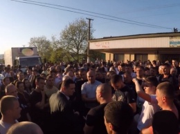 На Закарпатье зарезали подростка: разъяренная толпа хочет вершить самосуд