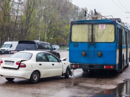 ДТП в Днепре: автомобиль врезался в электротранспорт