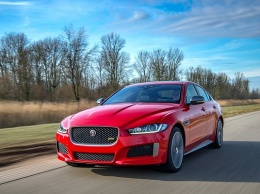 Jaguar XE и XF получили зажигательные версии 300 Sport