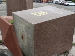 Под Харьковом неизвестные повалили тумбу с гербом Украины