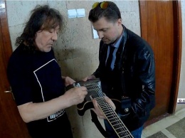 Керчанин дал Владимиру Кузьмину свою гитару для концерта