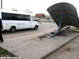 В Запорожской области ищут лихача, который снес остановку (Фото)