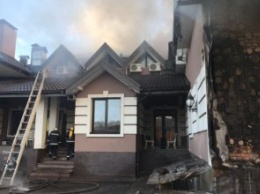 На Киевщине горит ресторанный комплекс (ФОТО)