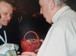 Священник из Тернопольщины вручил Папе Римскому необычный подарок