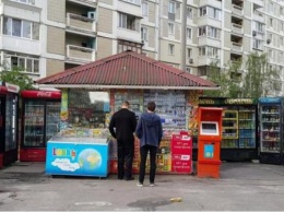 Продавец в центре Киев отрывался под сепаратистский «музон». К нему пришли. ВИДЕО