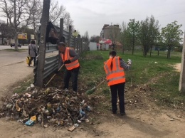 Общественные работники убрали от мусора тротуары по пр. Героев Украины и ул. Обереговой
