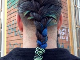 Новый стиль причесок: мужчины плетут себе косы