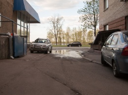 Опасные лужи Днепра: горожане портят колеса на Сичеславской Набережной
