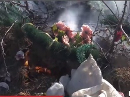На Николаевщине власти выбросили мусор с могил рядом с жилыми домами