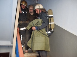 В Николаеве во время пожара спасатели вынесли из огня 82-летнего старика